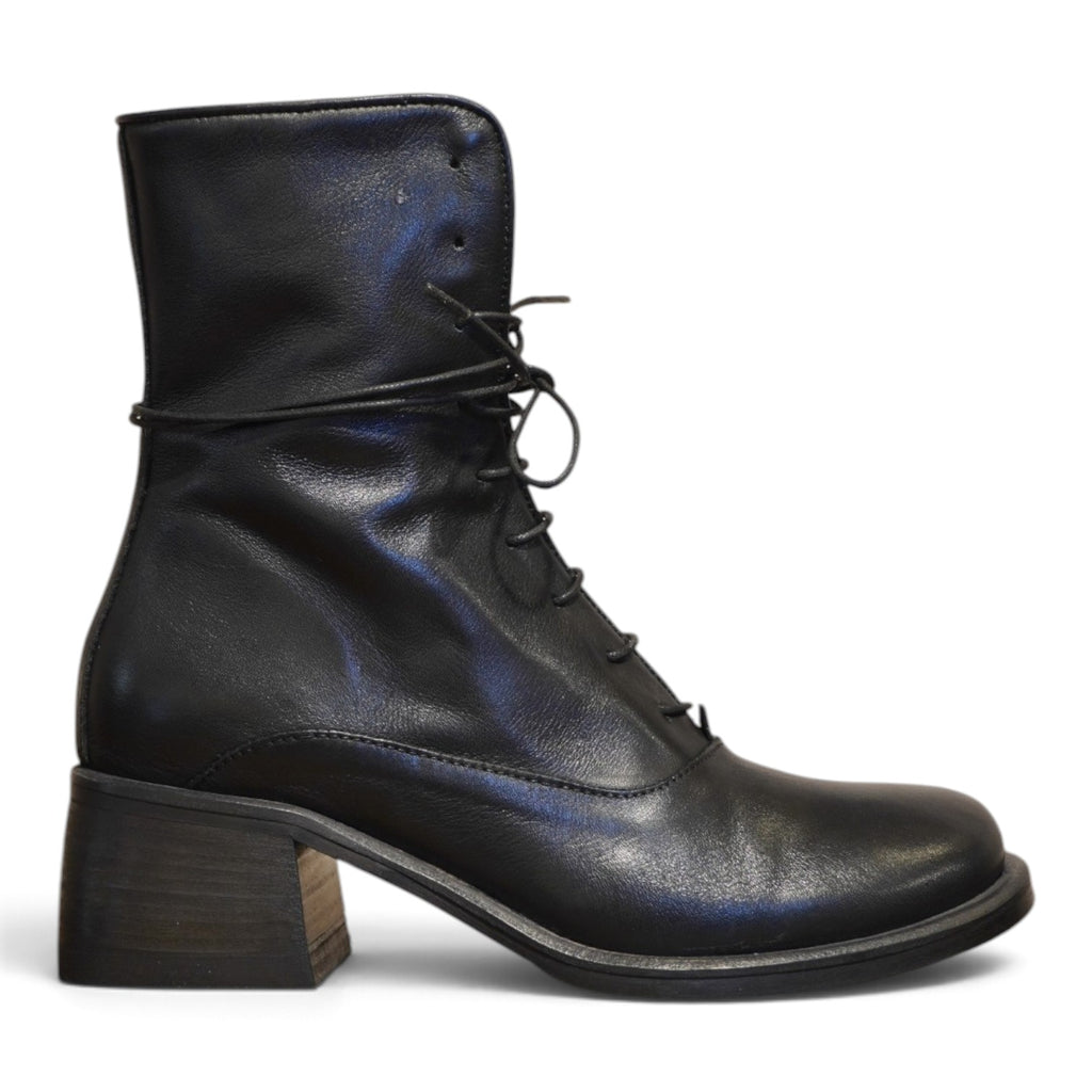 Tronchetto stringato in pelle nera