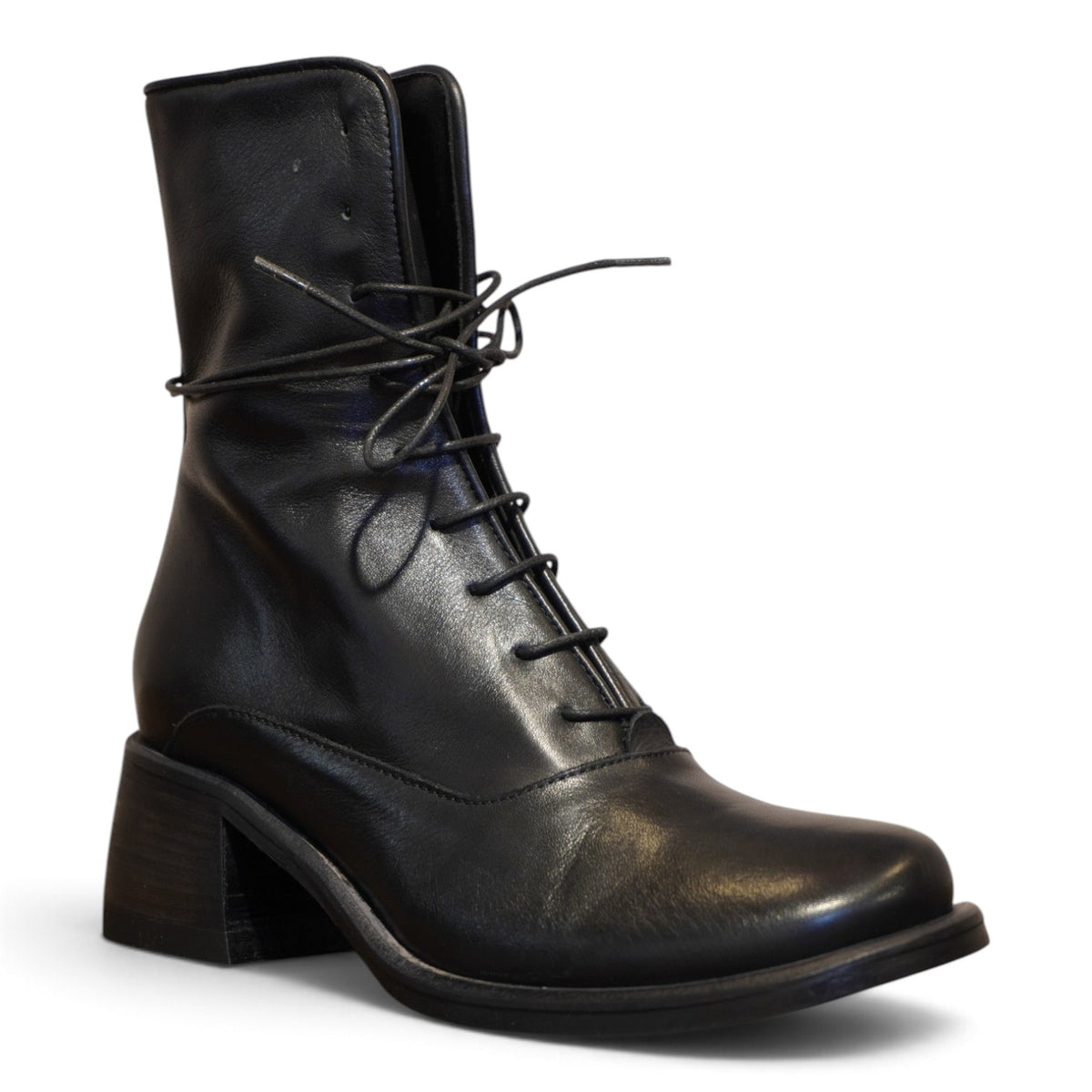 Tronchetto stringato in pelle nera