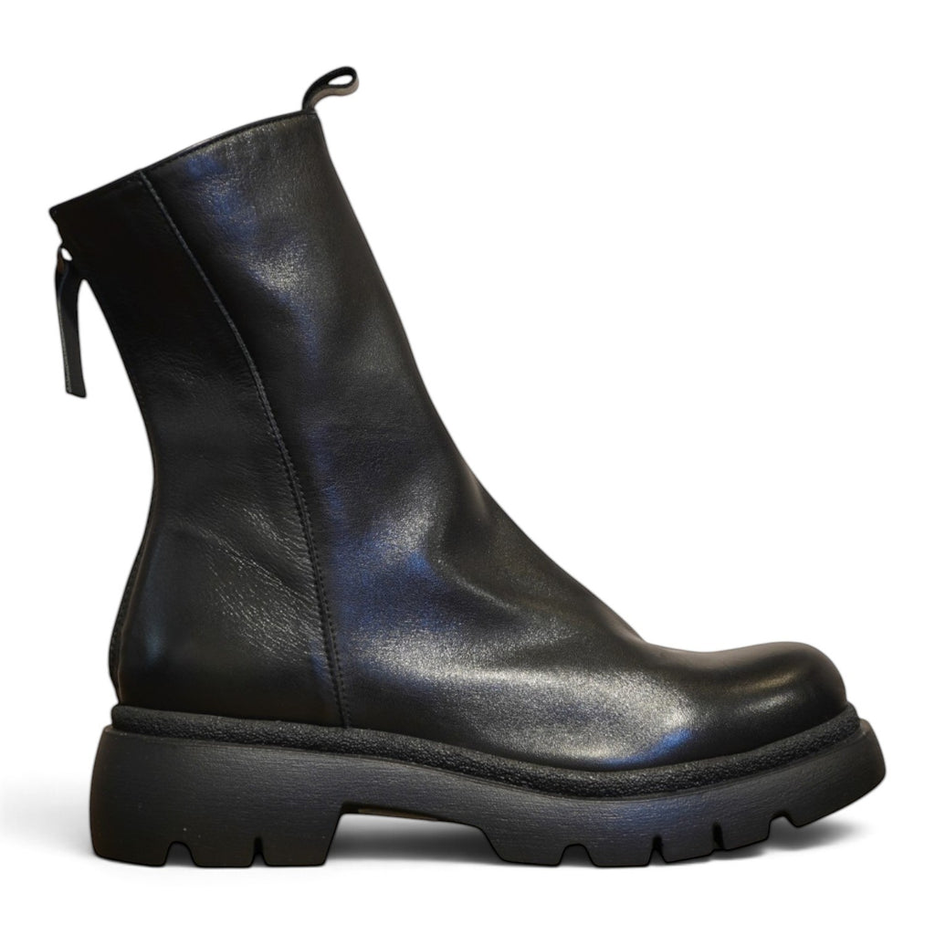 Biker in pelle nera con zip posteriore e suola carrarmato