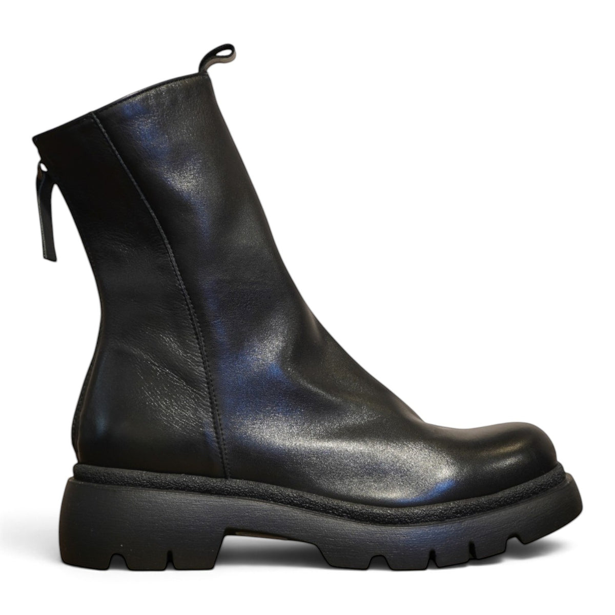 Biker in pelle nera con zip posteriore e suola carrarmato
