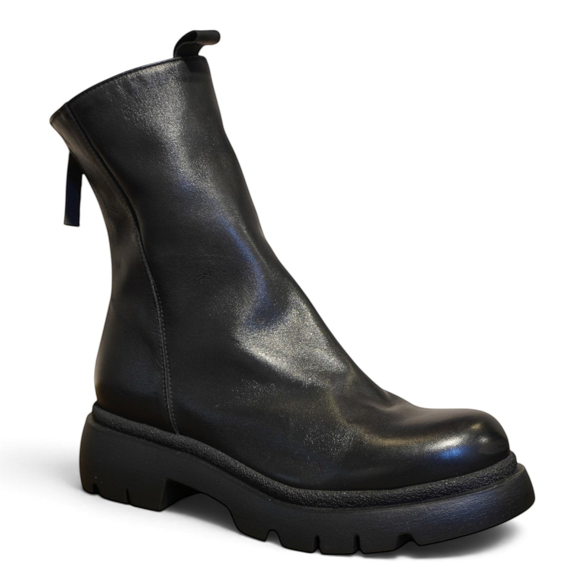 Biker in pelle nera con zip posteriore e suola carrarmato