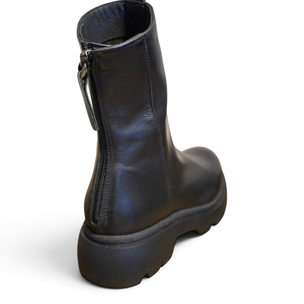 Biker in pelle nera con zip posteriore e suola carrarmato