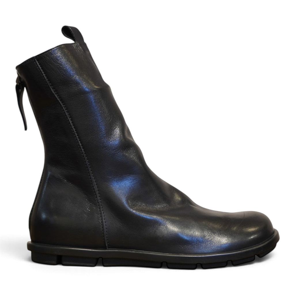 Biker in pelle nera con zip posteriore