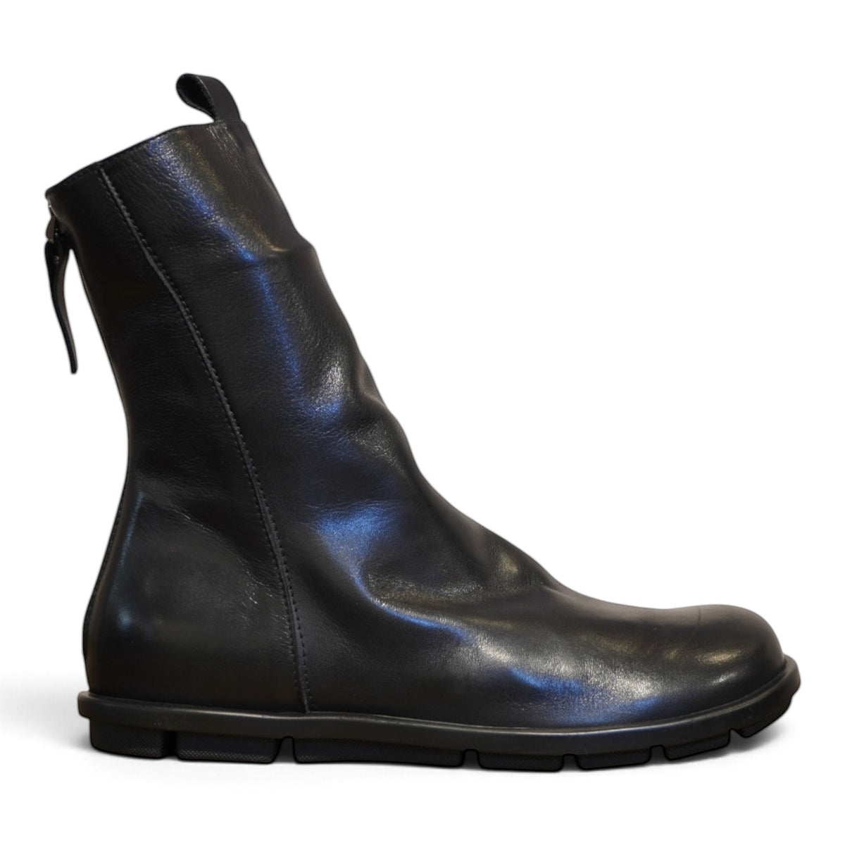 Biker in pelle nera con zip posteriore