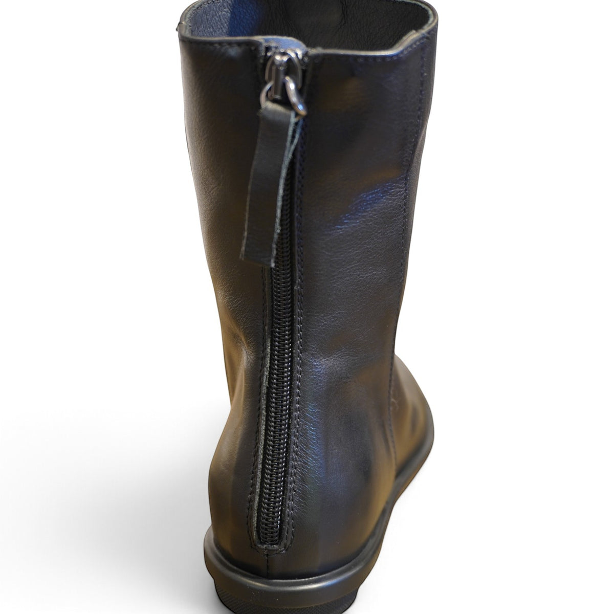 Biker in pelle nera con zip posteriore