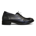 Stringata in pelle nera con tacco basso