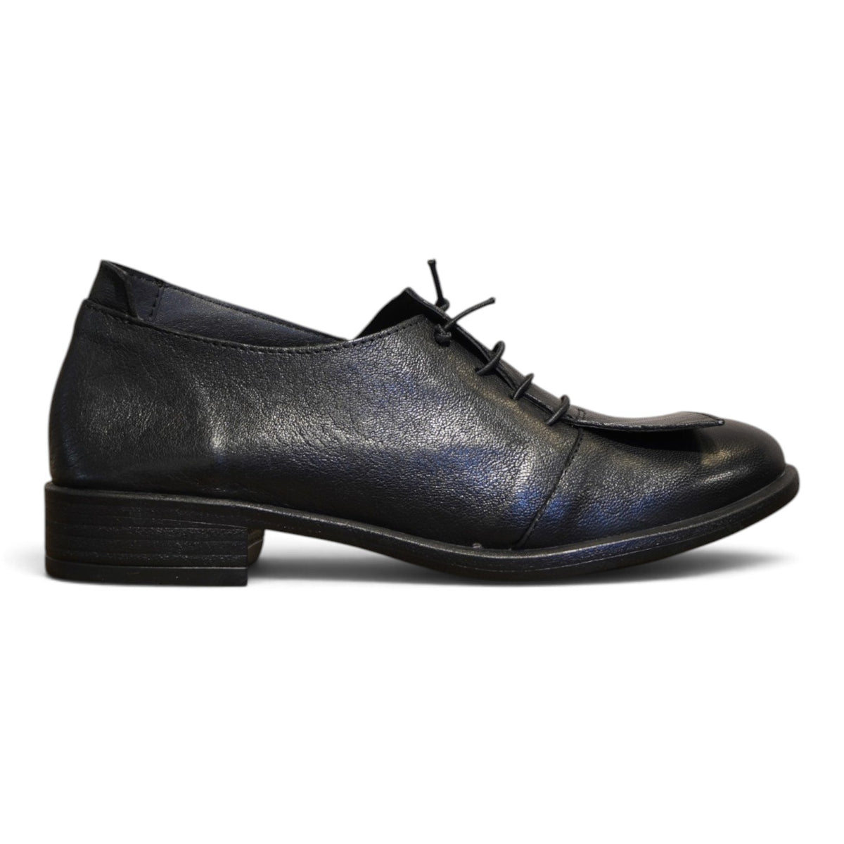 Stringata in pelle nera con tacco basso