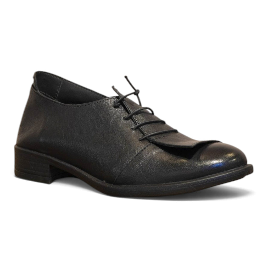 Stringata in pelle nera con tacco basso