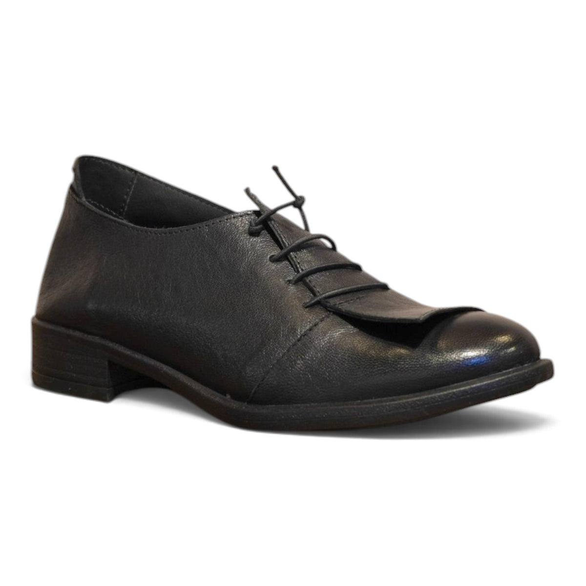 Stringata in pelle nera con tacco basso