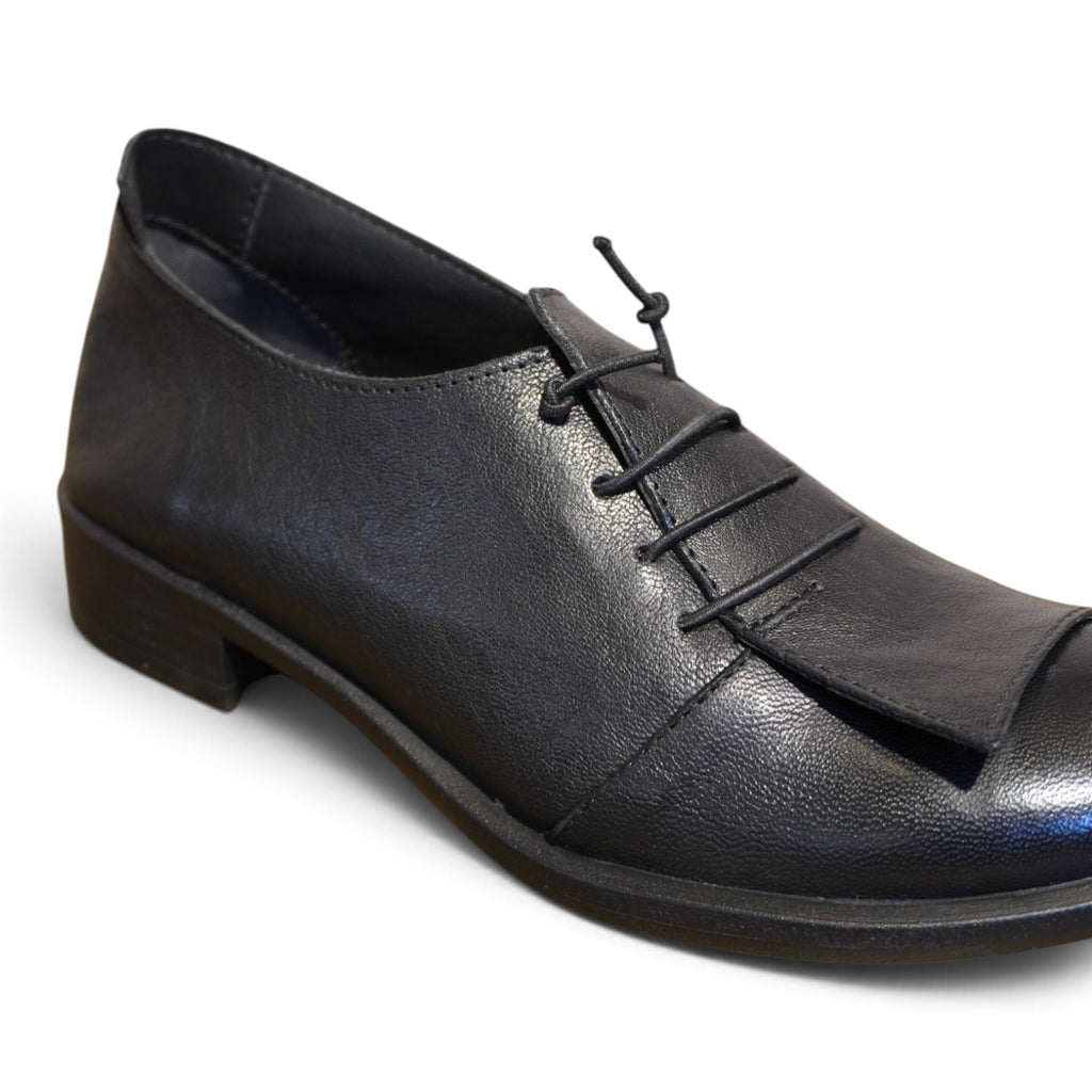 Stringata in pelle nera con tacco basso
