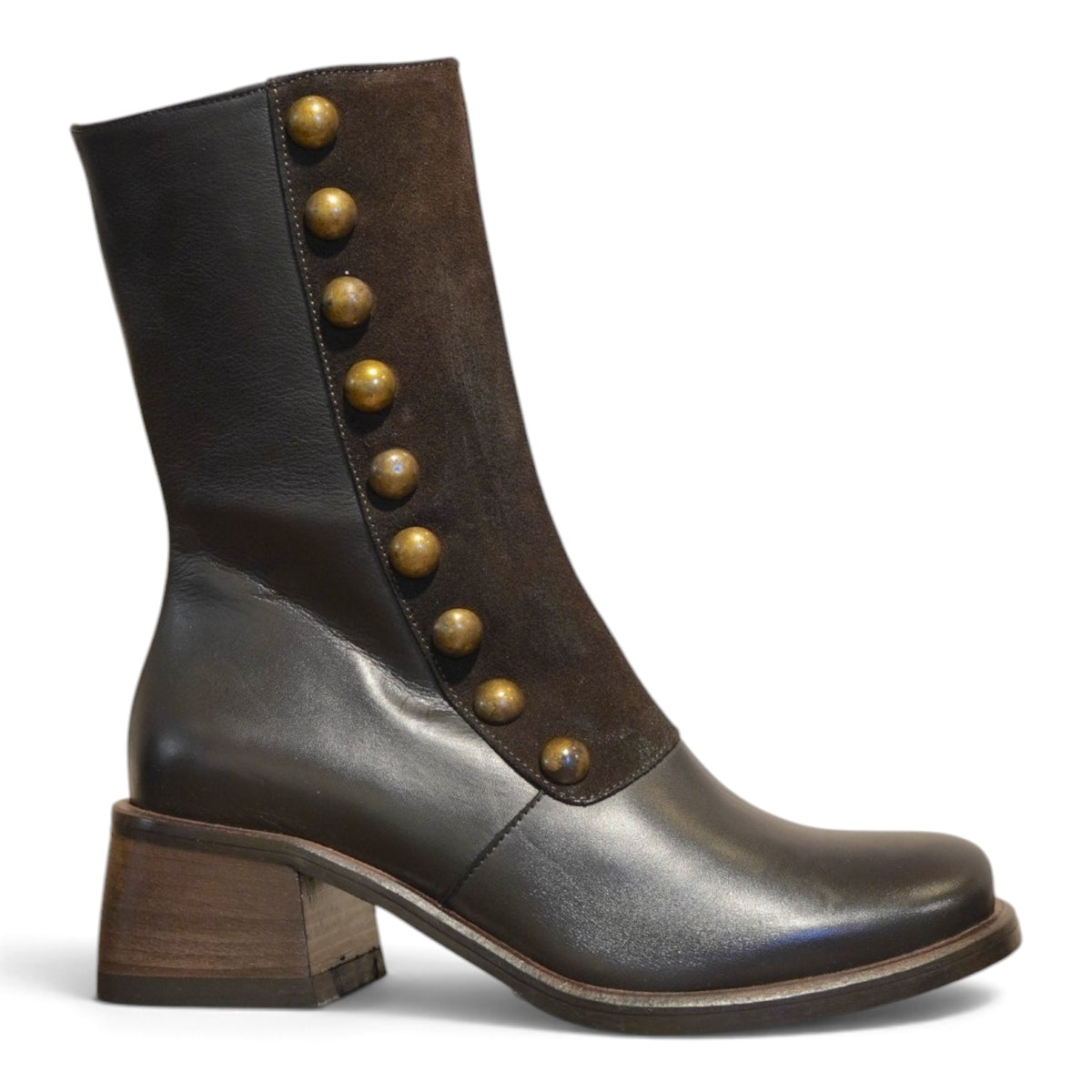 Tronchetto in pelle marrone con bottoni gioiello