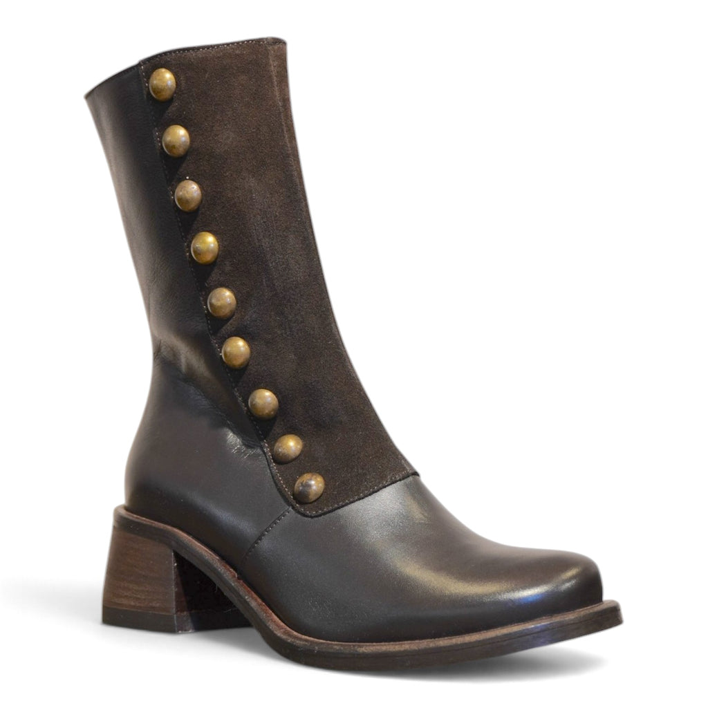Tronchetto in pelle marrone con bottoni gioiello