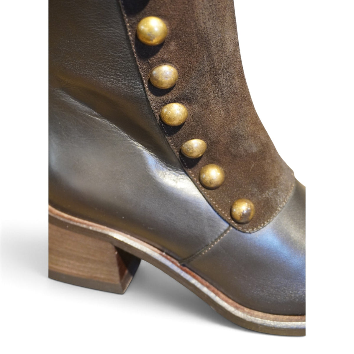 Tronchetto in pelle marrone con bottoni gioiello