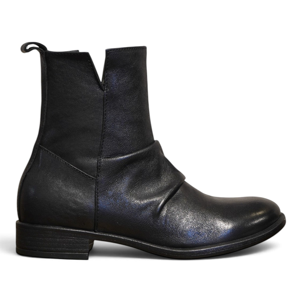 Tronchetto biker in pelle nera con scollo a V