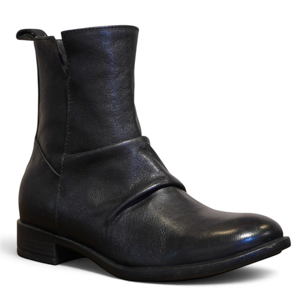 Tronchetto biker in pelle nera con scollo a V