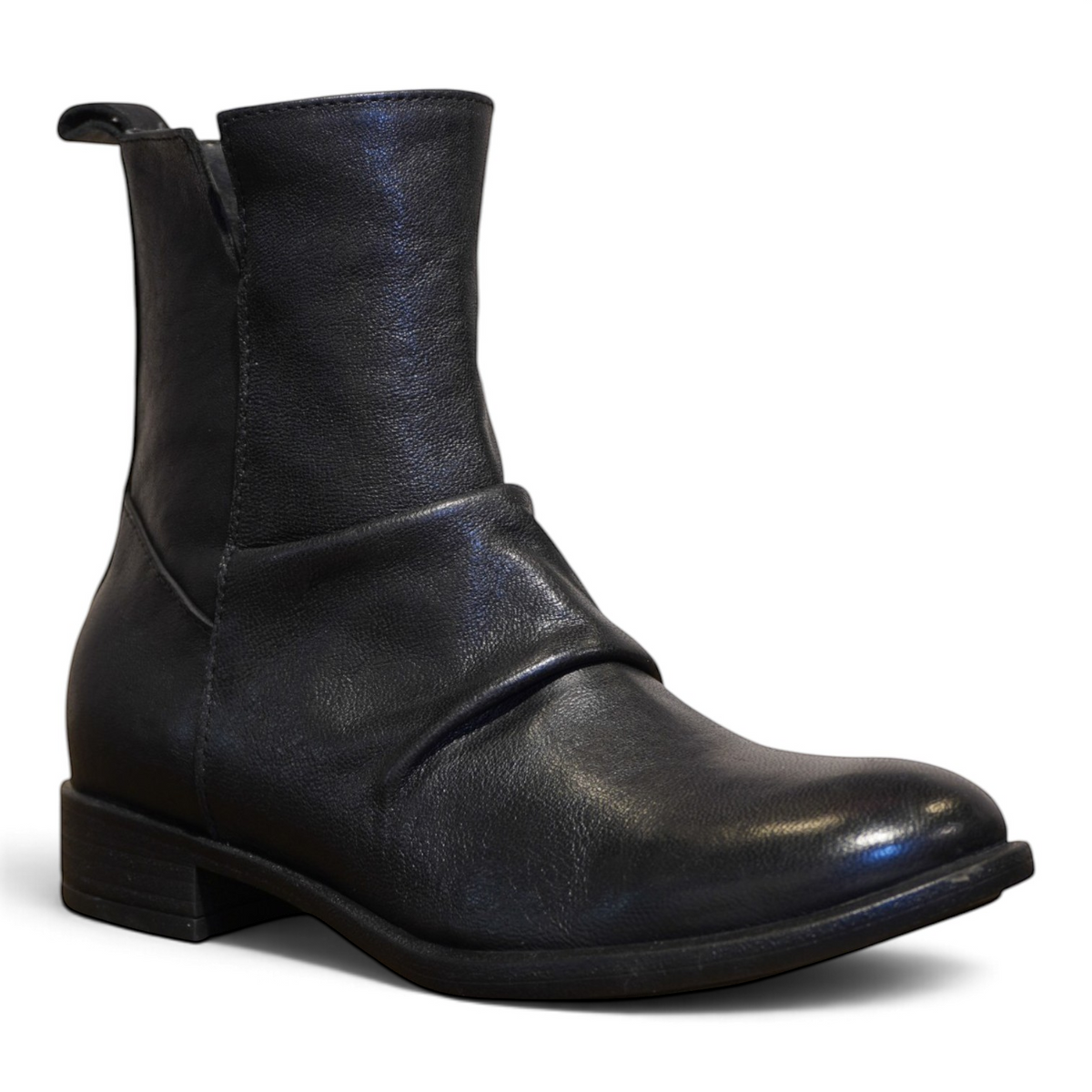 Tronchetto biker in pelle nera con scollo a V