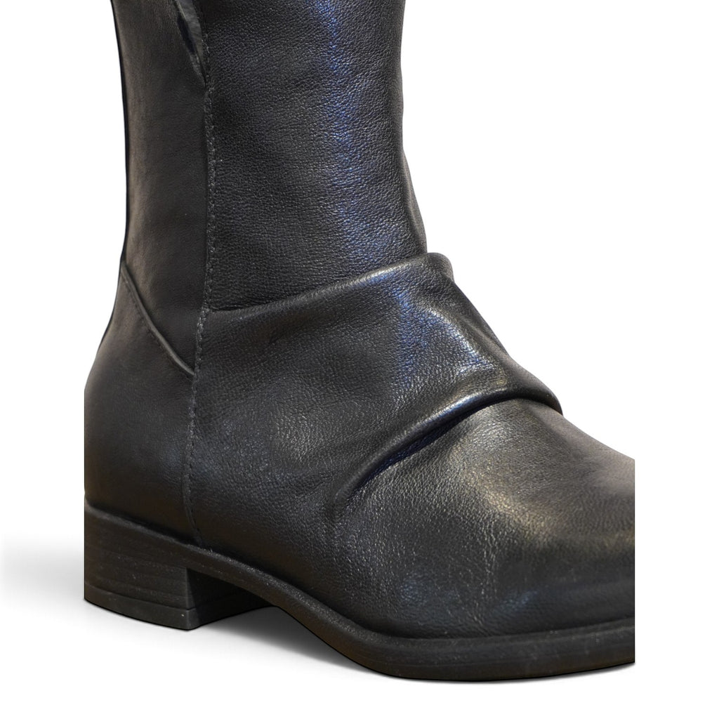 Tronchetto biker in pelle nera con scollo a V