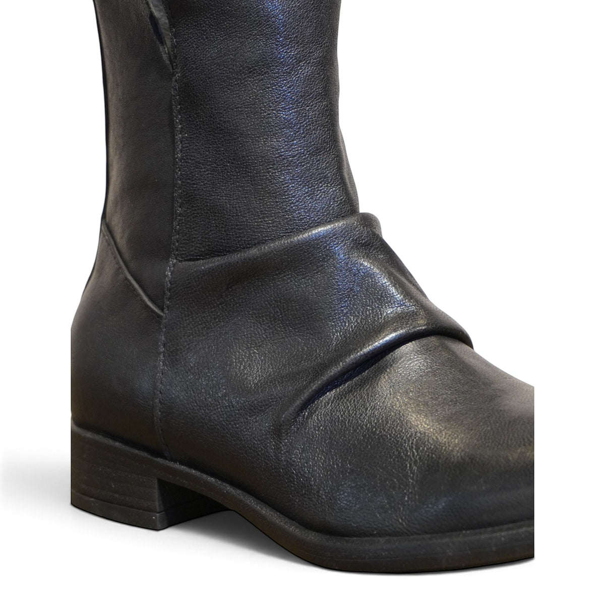 Tronchetto biker in pelle nera con scollo a V