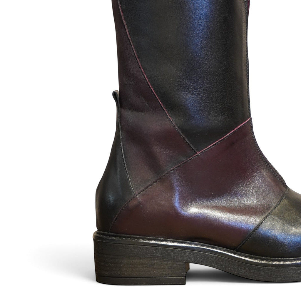 Biker a mezzo polpaccio in pelle nera con dettagli bordeaux