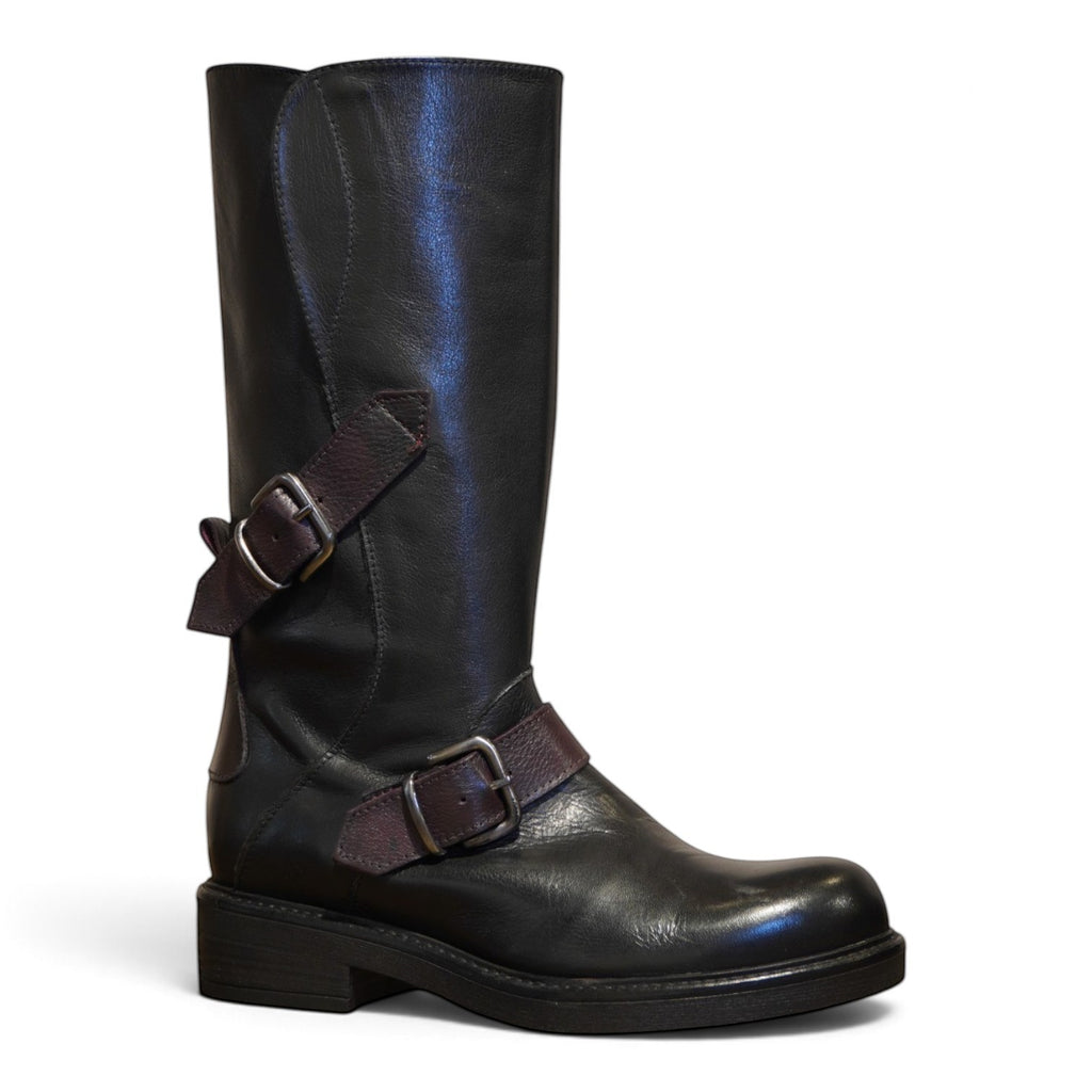 Stivale biker alto con fibbie, nero e bordeaux