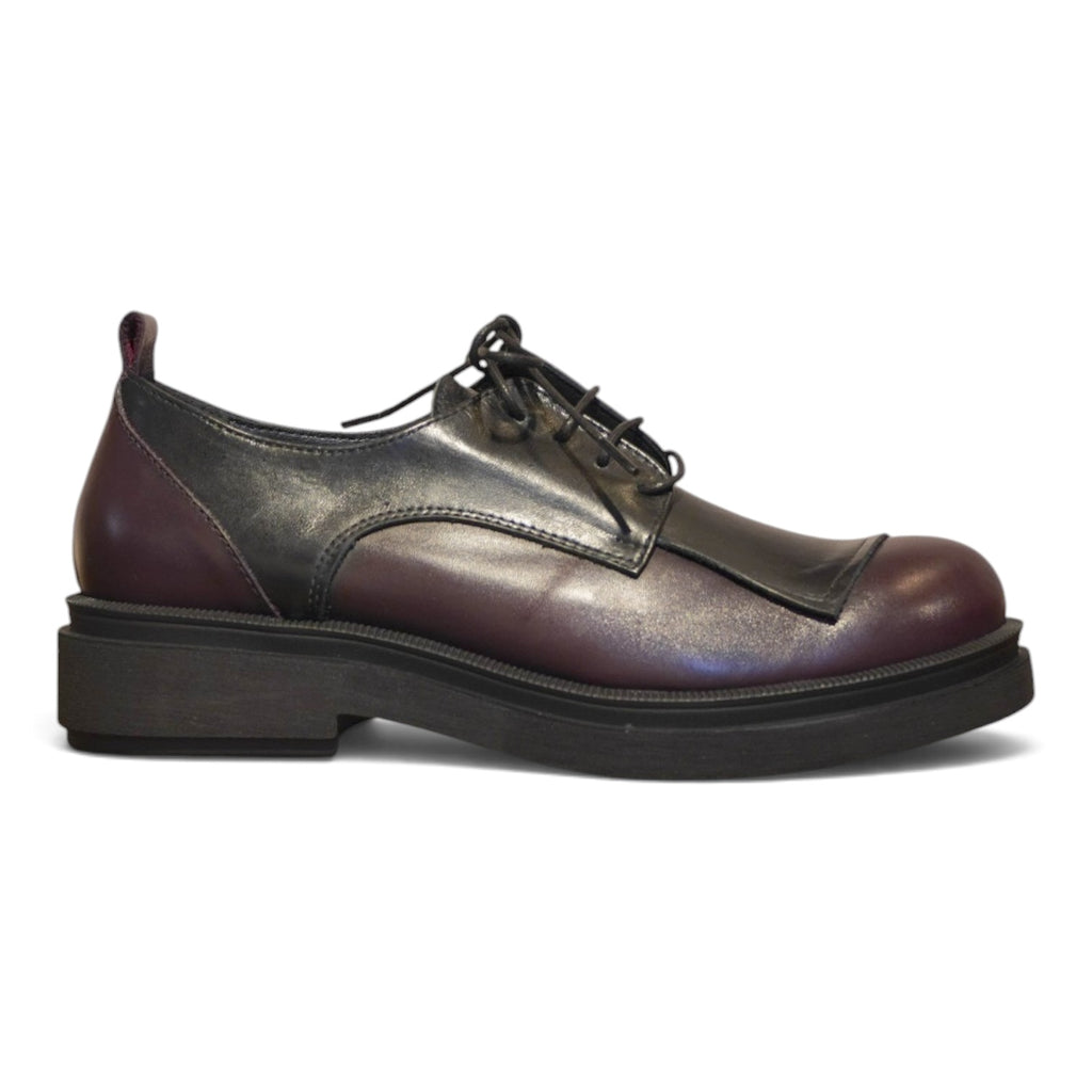 Stringata bordeaux in pelle sfumata con suola carrarmato