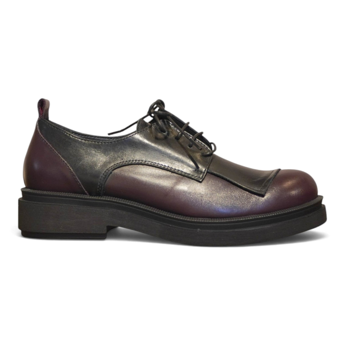 Stringata bordeaux in pelle sfumata con suola carrarmato