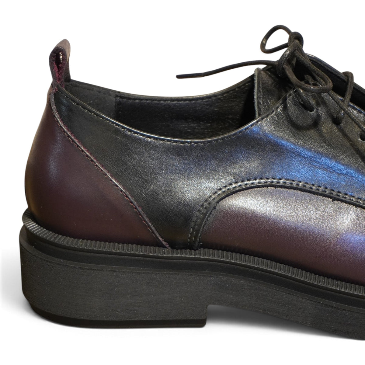 Stringata bordeaux in pelle sfumata con suola carrarmato