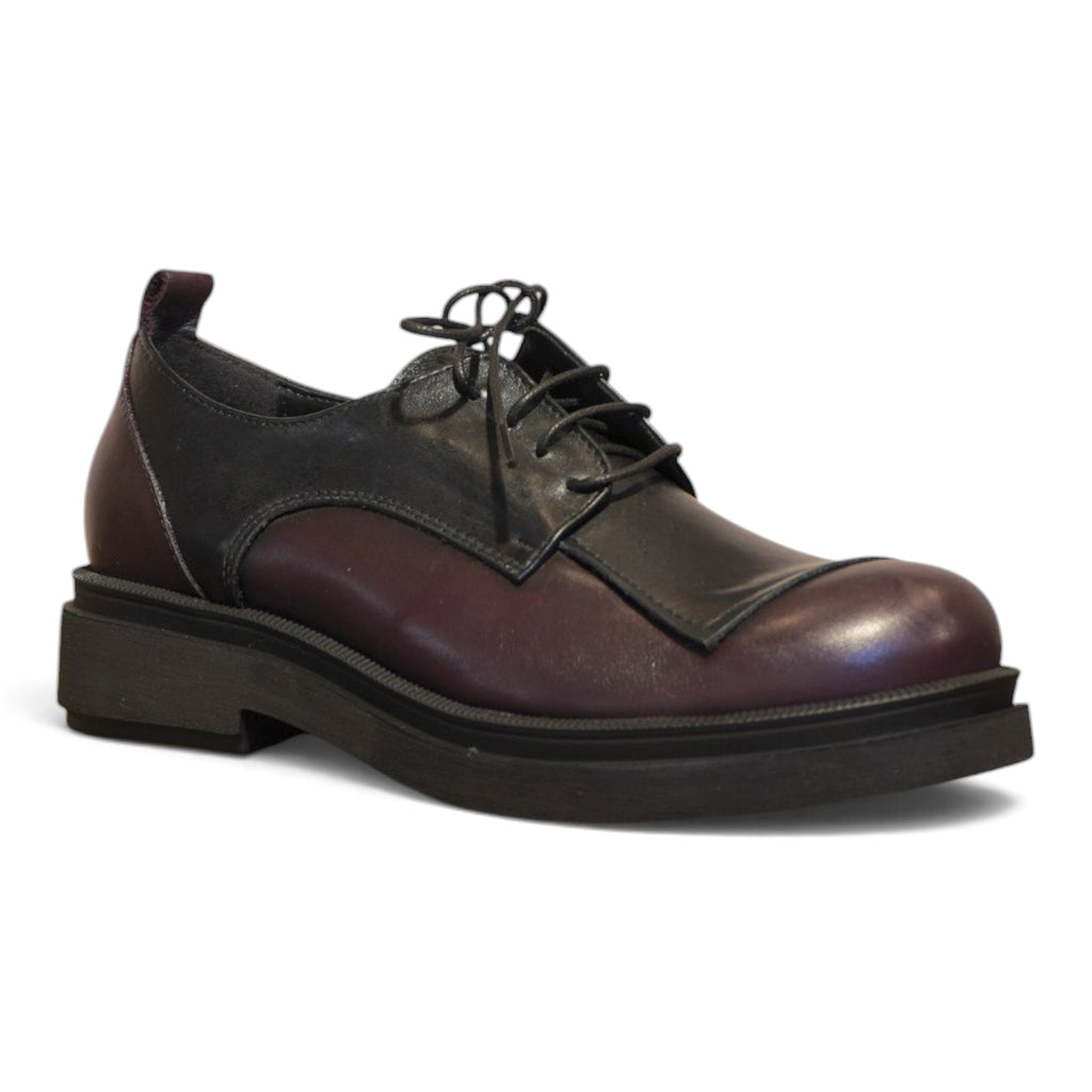 Stringata bordeaux in pelle sfumata con suola carrarmato
