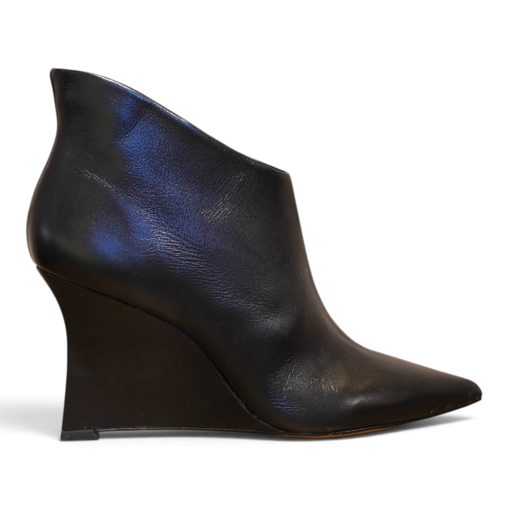 Tronchetto in pelle nera con zeppa scultura