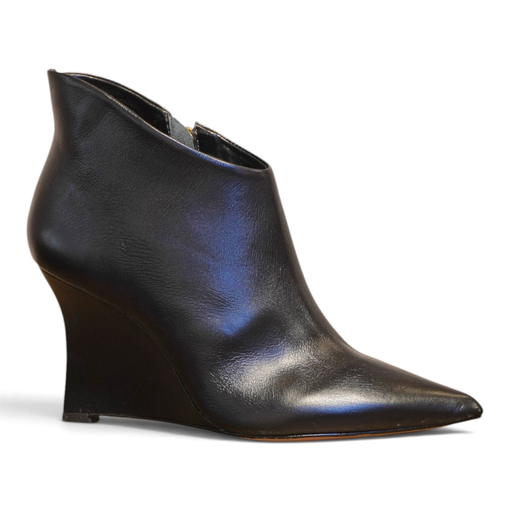 Tronchetto in pelle nera con zeppa scultura