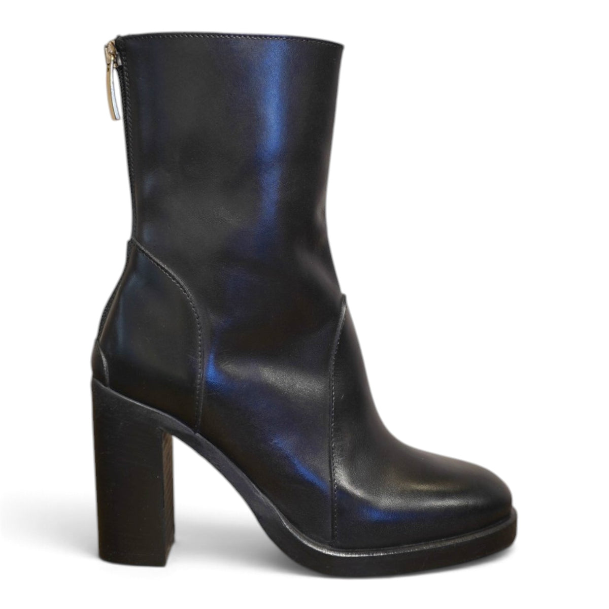 Tronchetto nero in pelle con tacco alto e zip