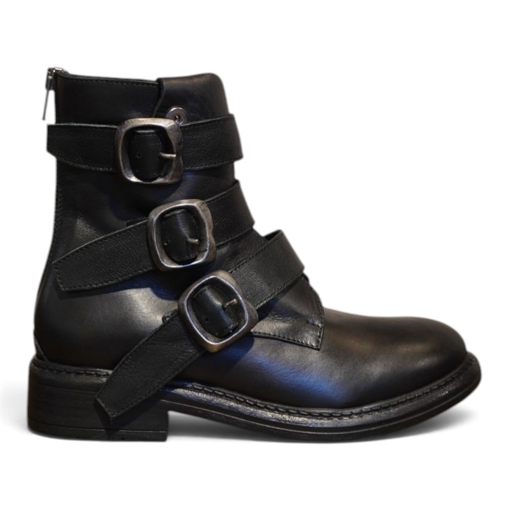 Anfibio basso in pelle nera con tre fibbie