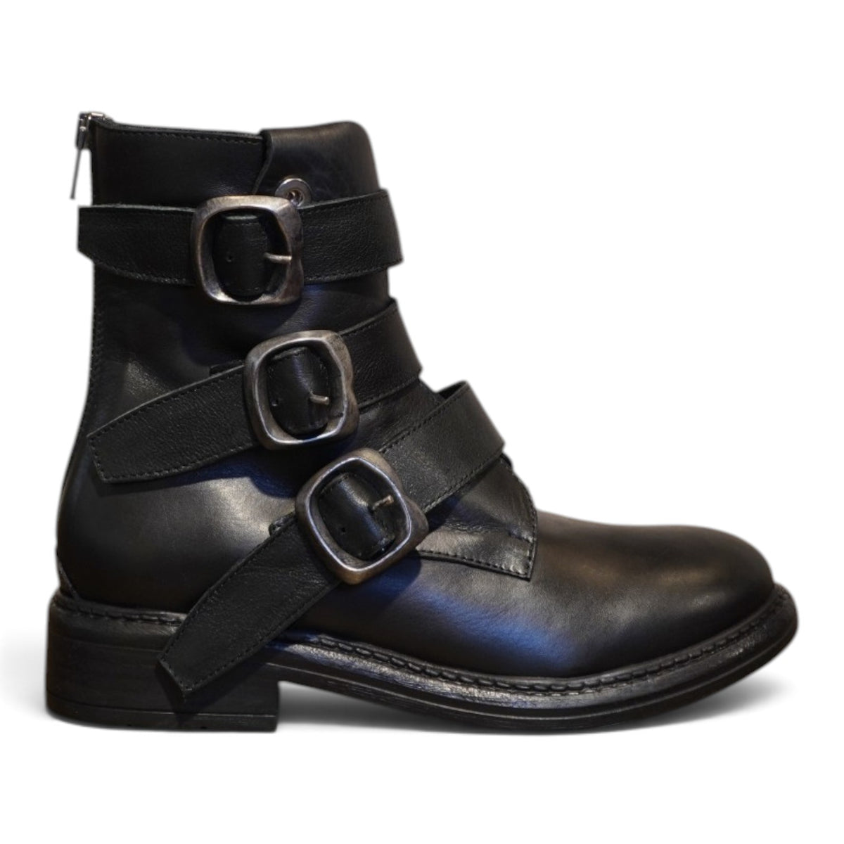 Anfibio basso in pelle nera con tre fibbie