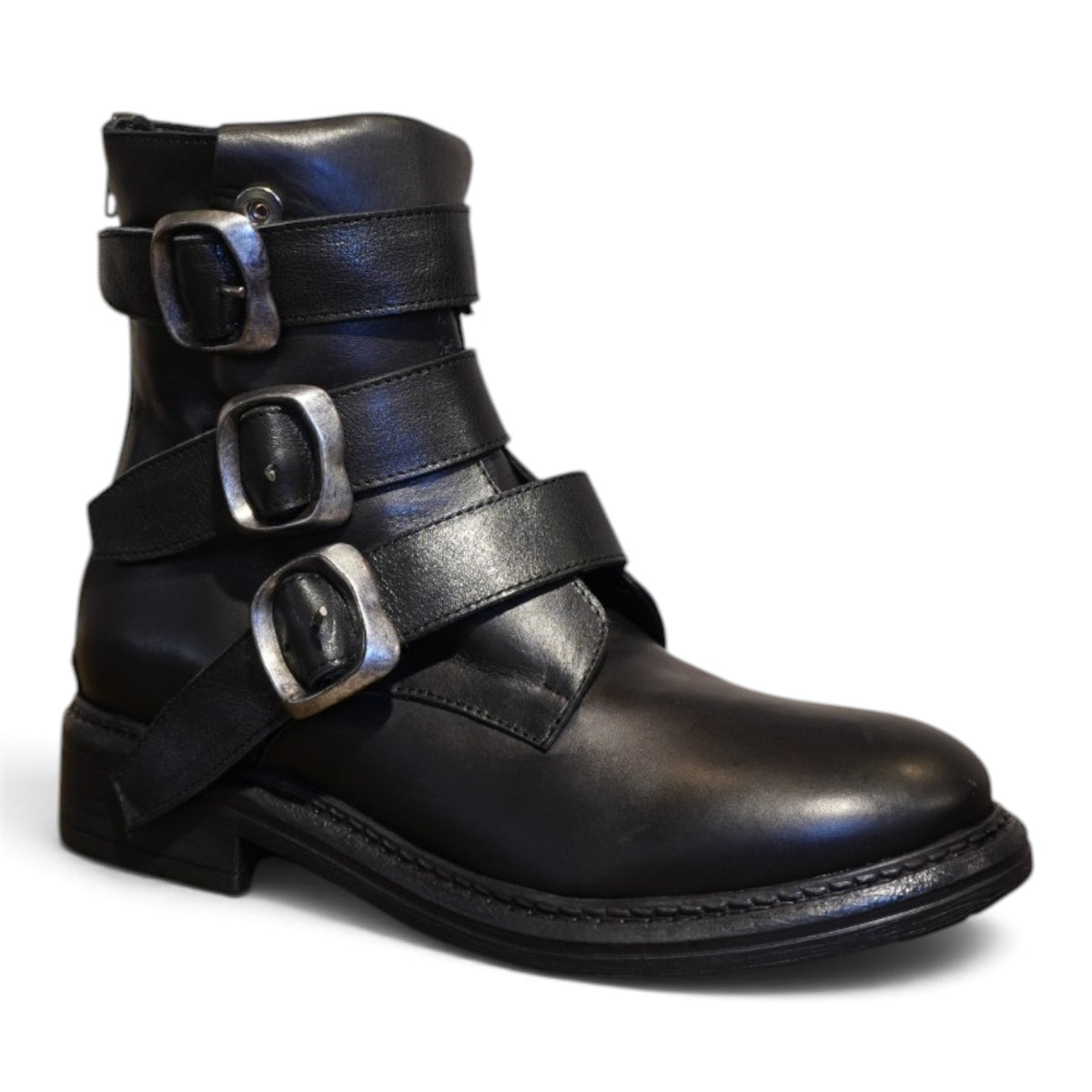 Anfibio basso in pelle nera con tre fibbie