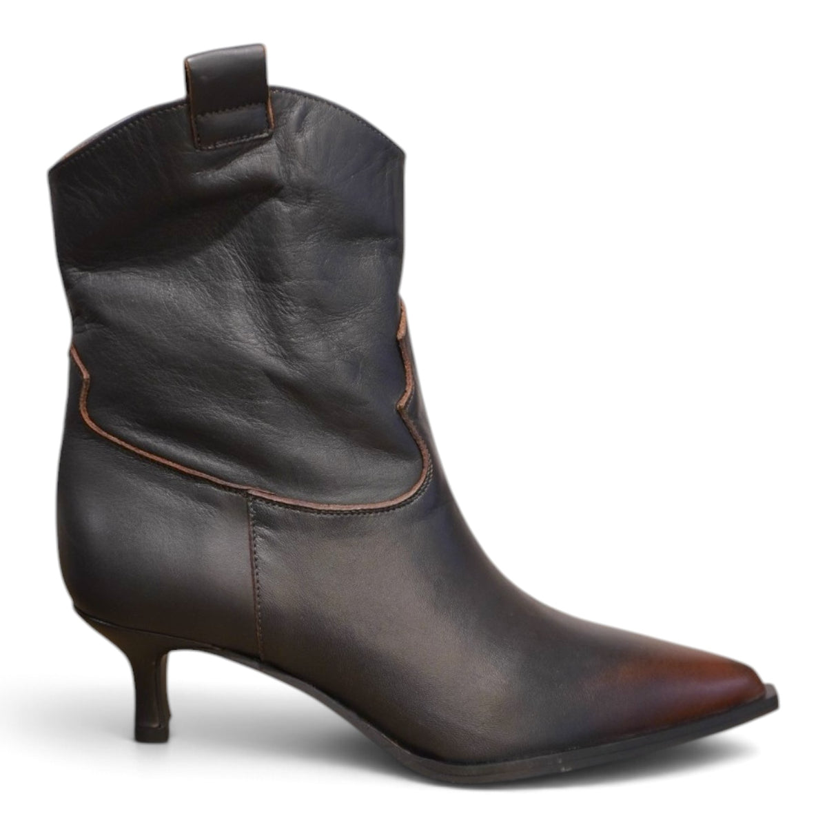 Tronchetto western in pelle con tacco kitten