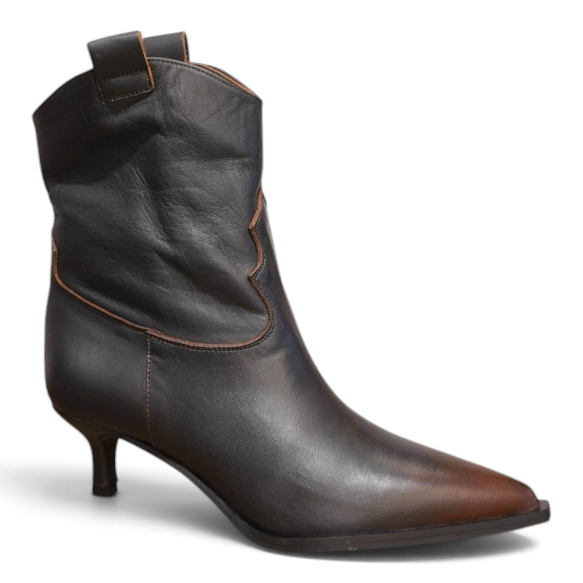 Tronchetto western in pelle con tacco kitten