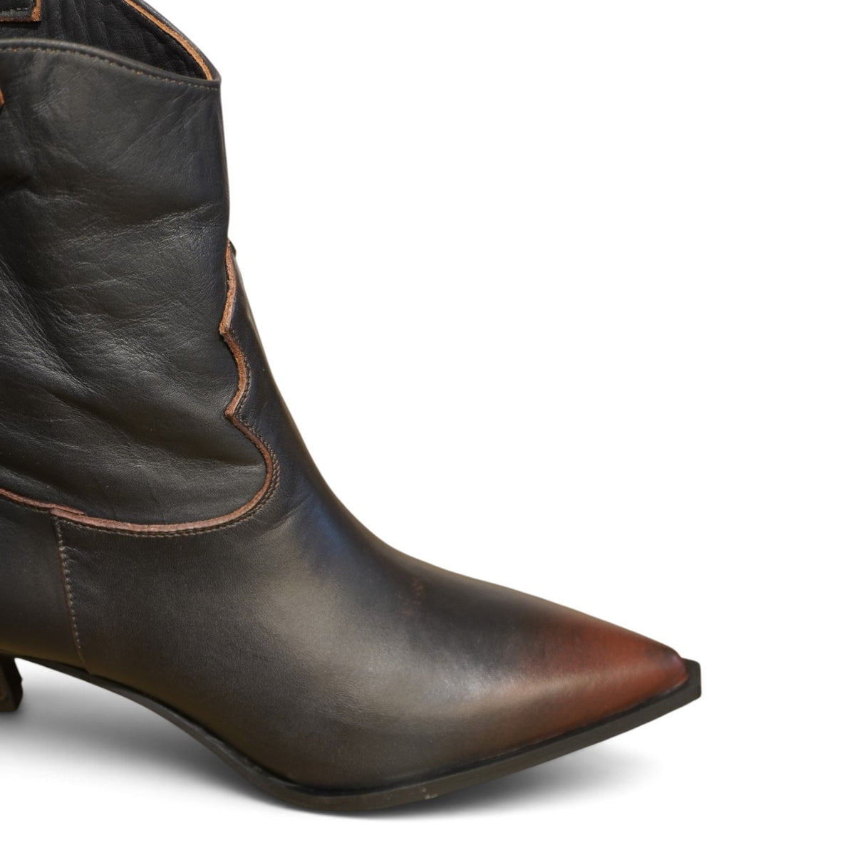 Tronchetto western in pelle con tacco kitten