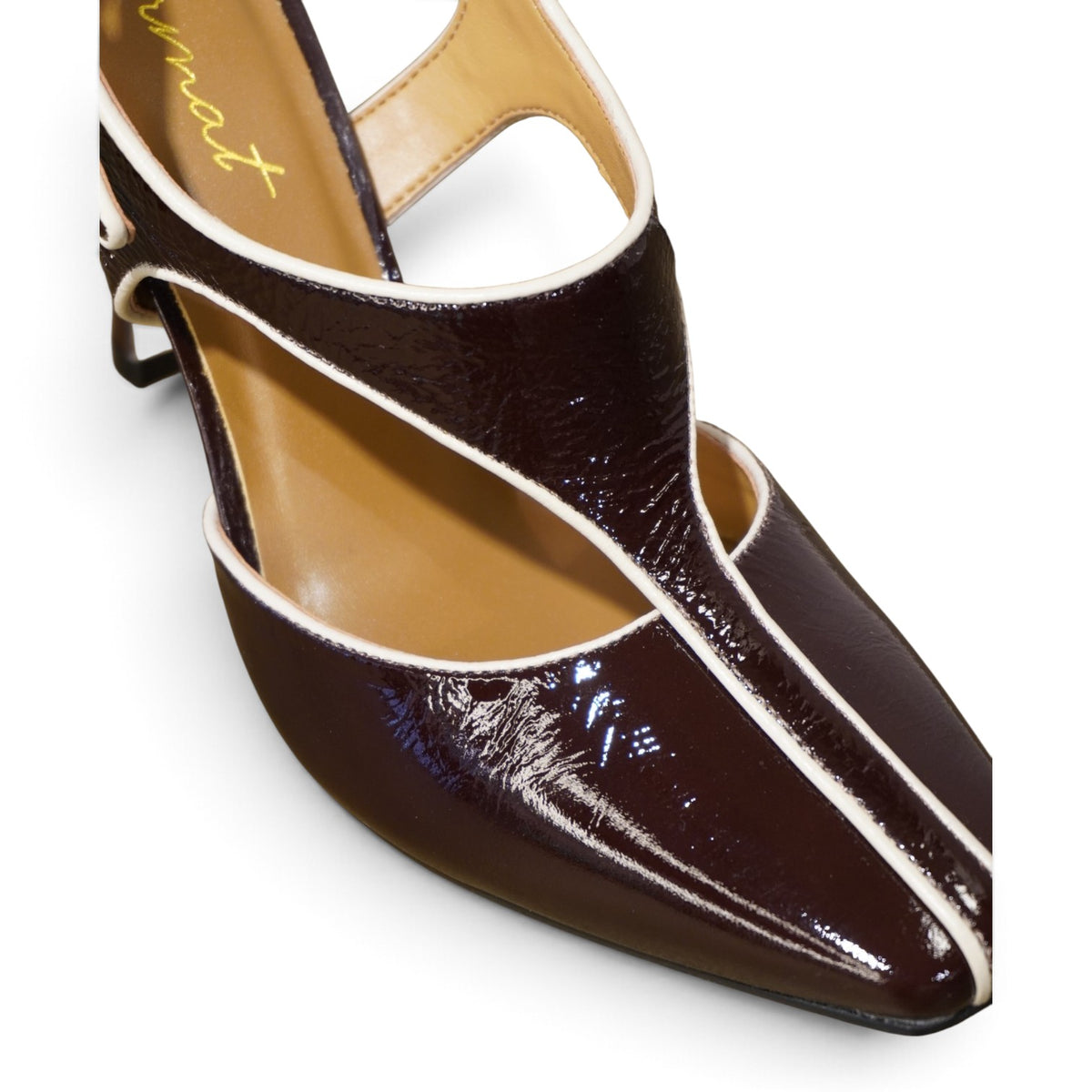 Slingback in vernice bordeaux con profili a contrasto