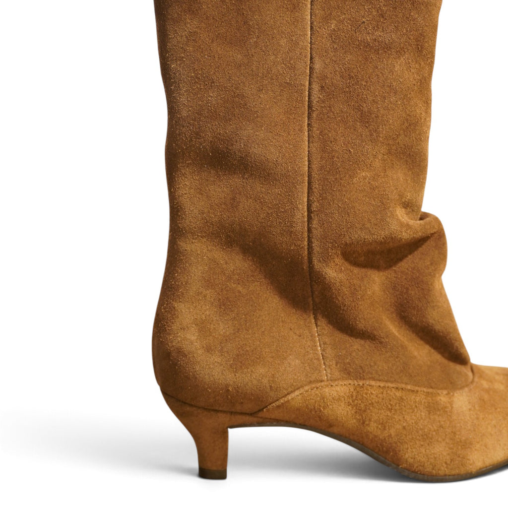 Tronchetto in camoscio cognac con tacco kitten