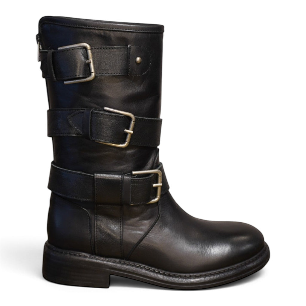 Biker in pelle nera con fibbie