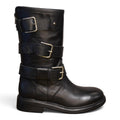 Biker in pelle nera con fibbie