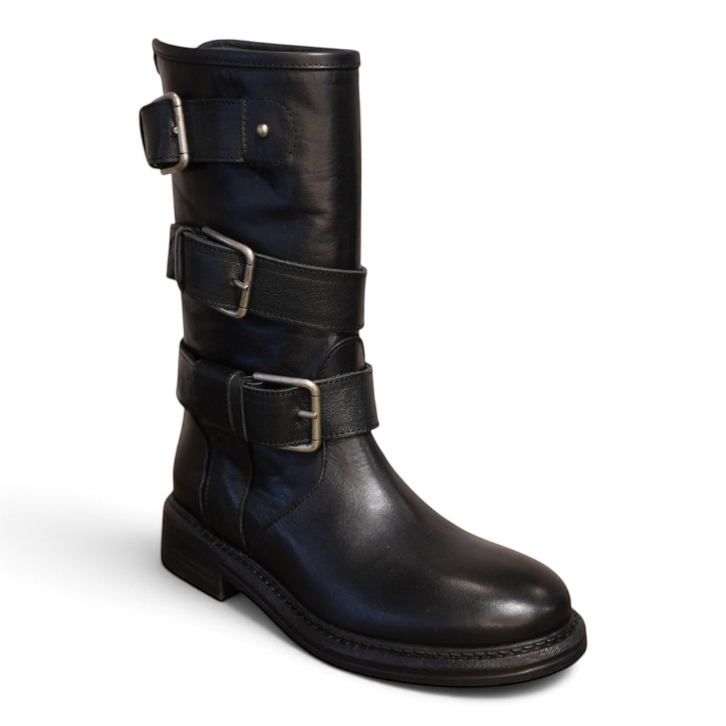 Biker in pelle nera con fibbie