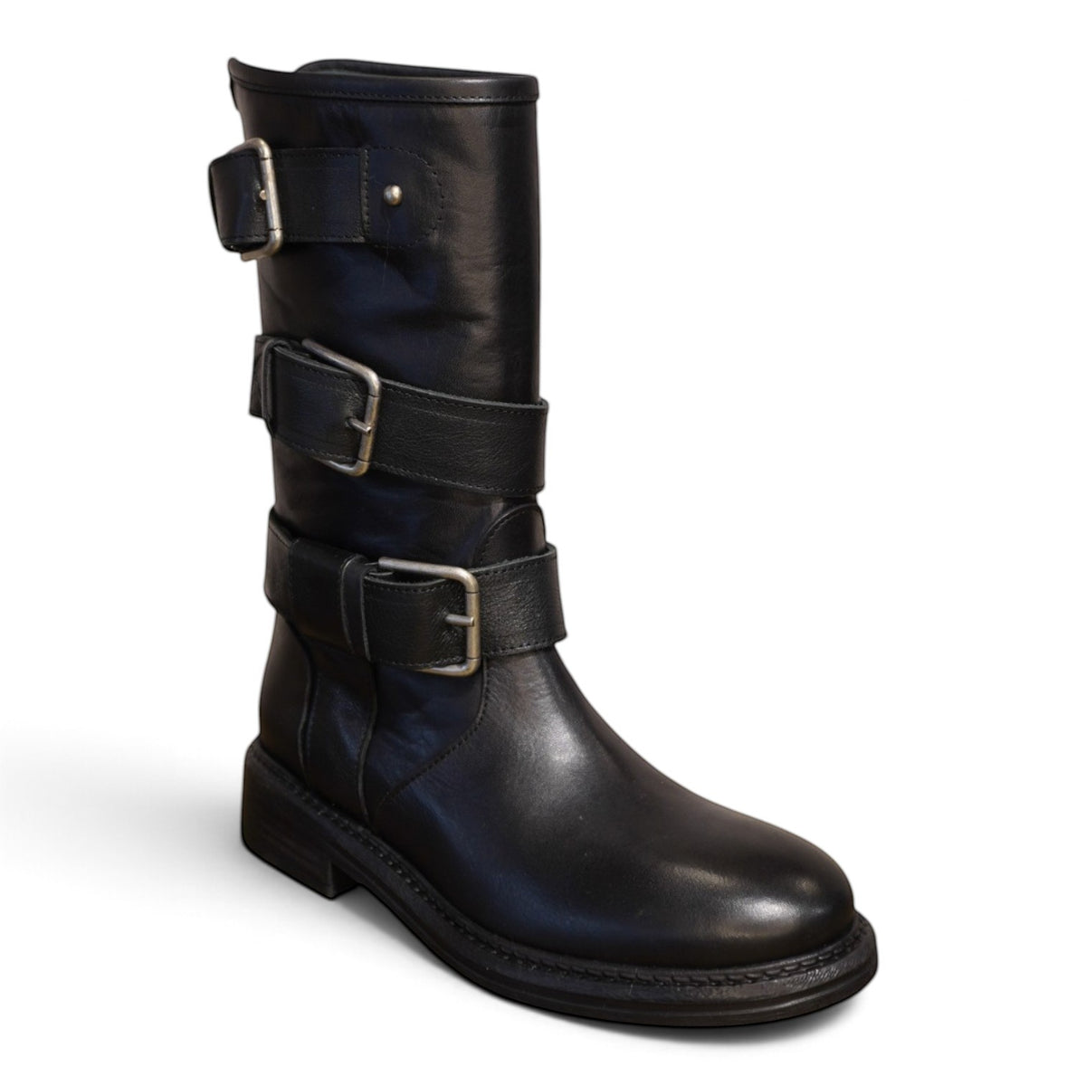 Biker in pelle nera con fibbie