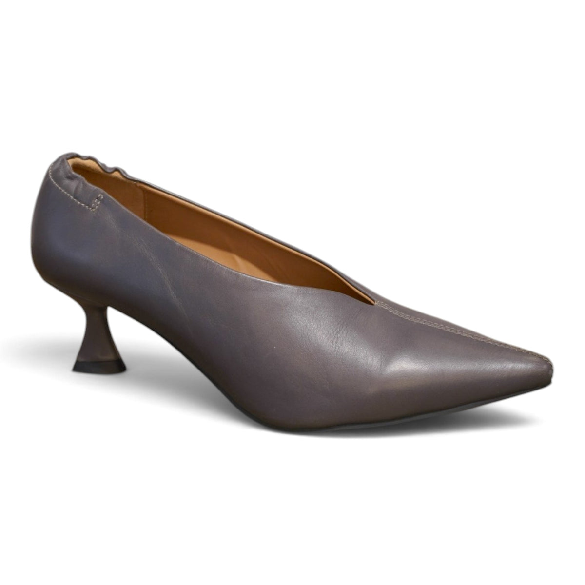 Décolleté classica grigia in pelle con tacco kitten