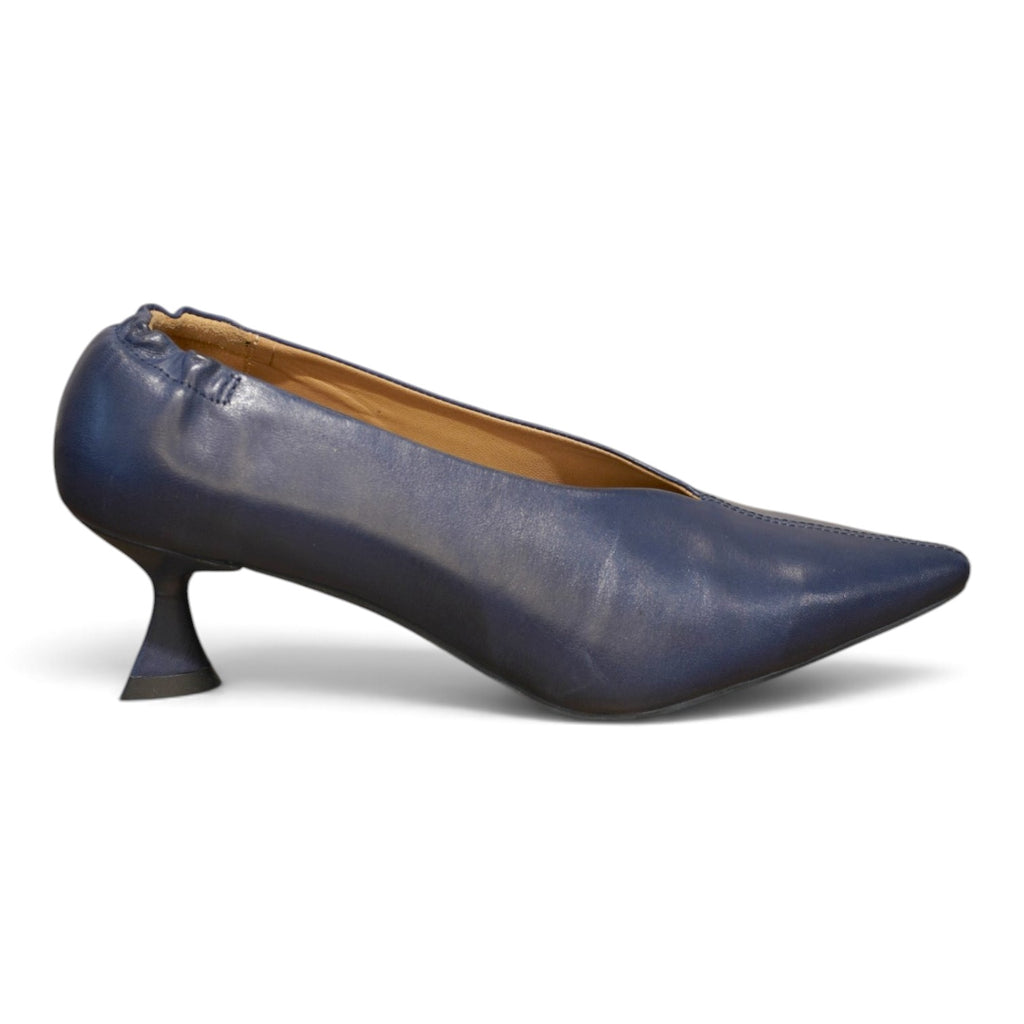 Décolleté classica celeste in pelle con tacco kitten