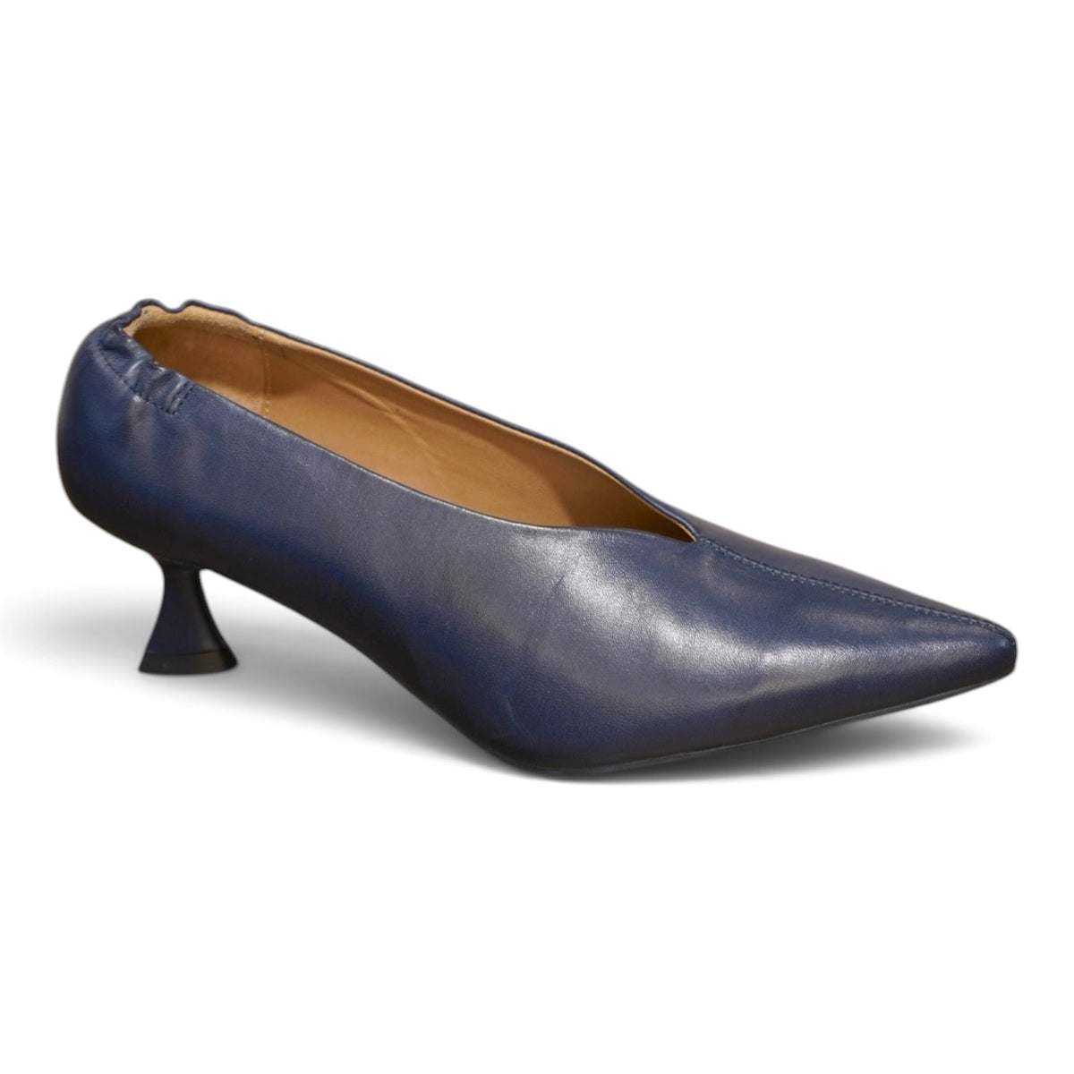 Décolleté classica celeste in pelle con tacco kitten