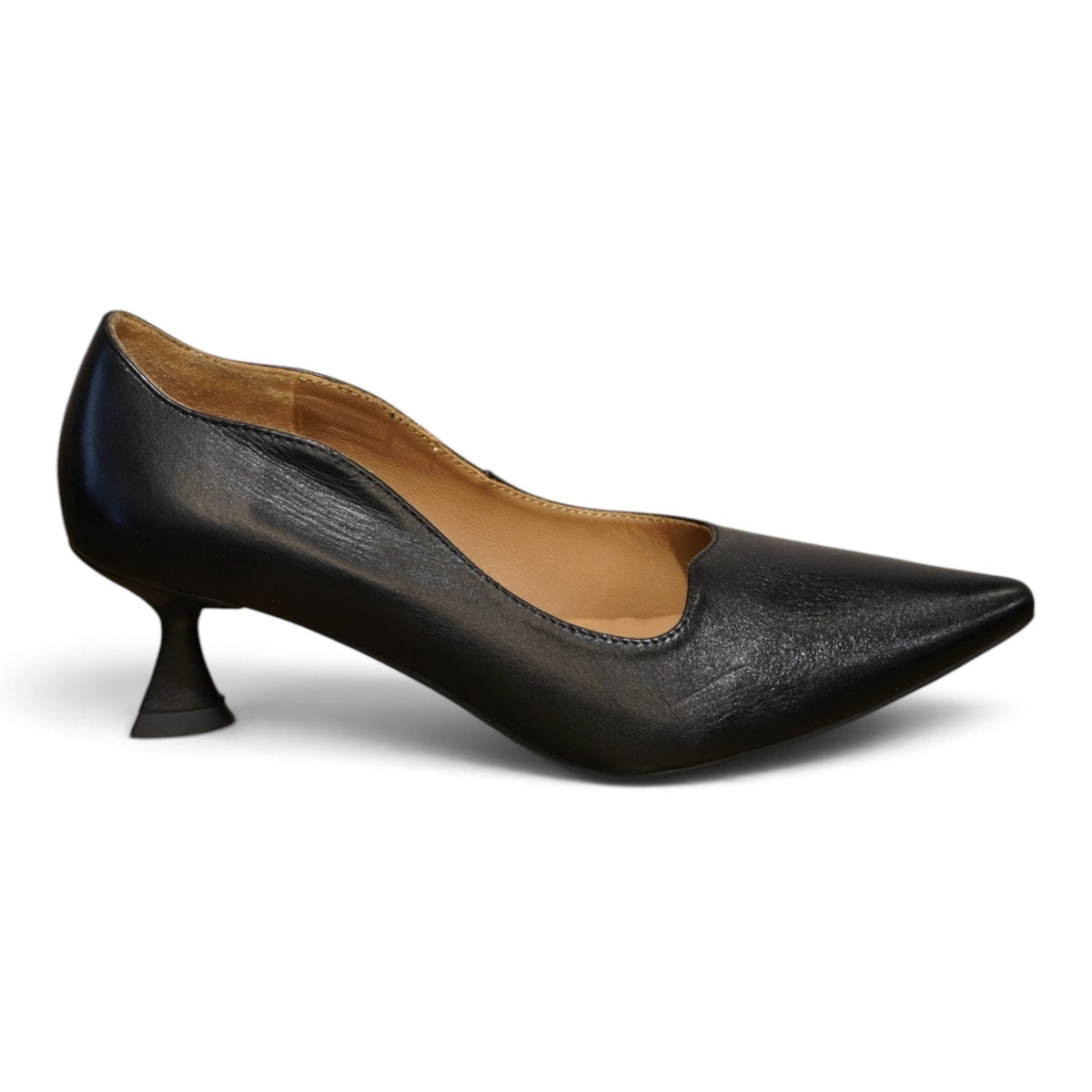 Décolleté bassa in pelle nera con bordo ondulato