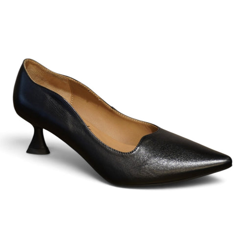 Décolleté bassa in pelle nera con bordo ondulato
