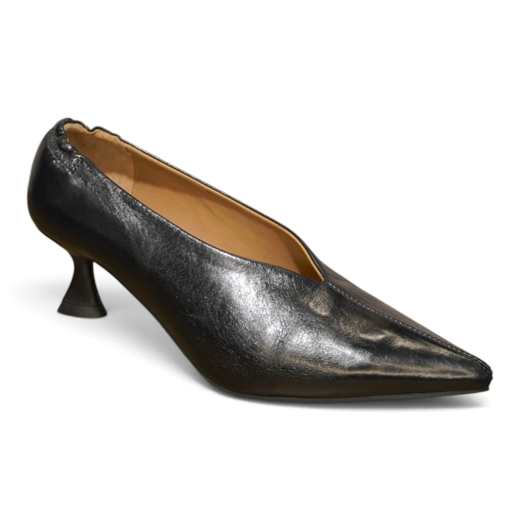 Décolleté classica nera in pelle con tacco kitten