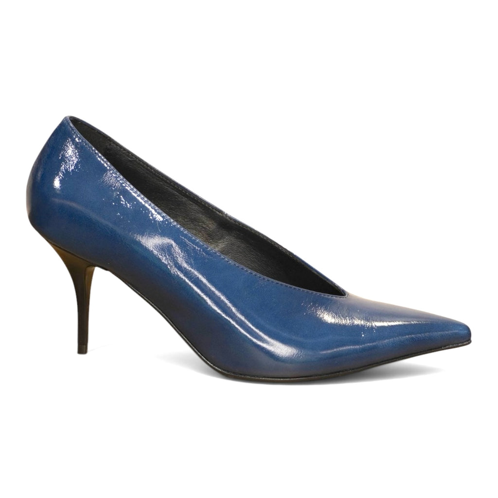 Décolleté blu in vernice con scollo a V e tacco a spillo